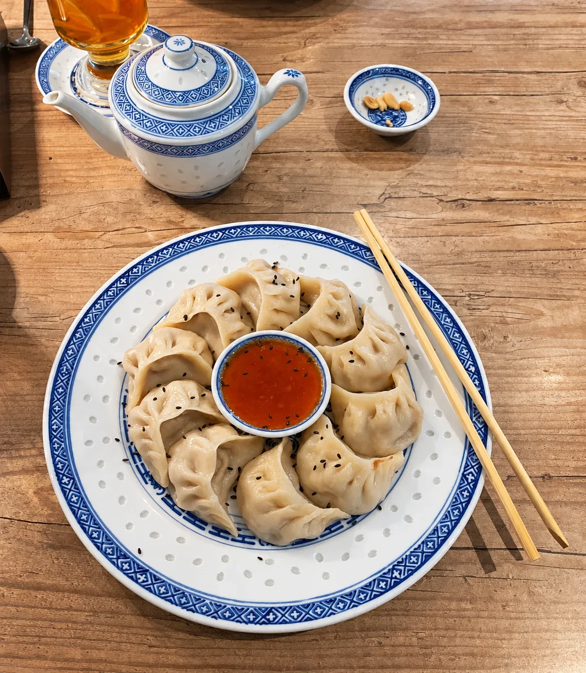Momos und Tee in blau-weissem Porzellangeschirr